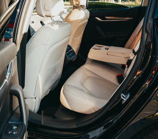 Чорний Мазераті Ghibli, об'ємом двигуна 2.98 л та пробігом 82 тис. км за 27000 $, фото 19 на Automoto.ua