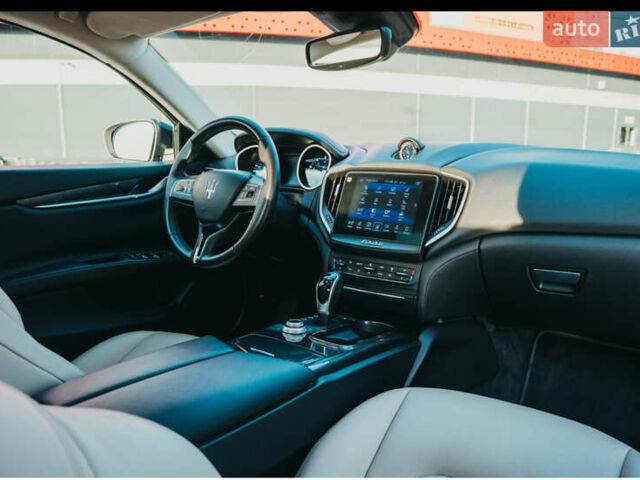 Чорний Мазераті Ghibli, об'ємом двигуна 2.98 л та пробігом 82 тис. км за 27000 $, фото 12 на Automoto.ua