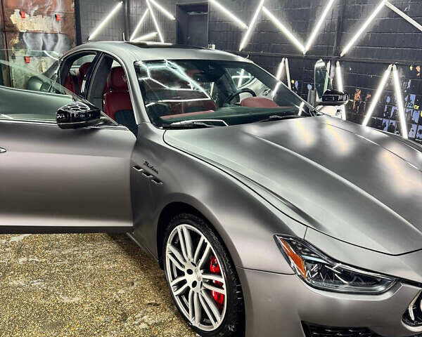 Серый Мазерати Гибли, объемом двигателя 2.98 л и пробегом 111 тыс. км за 25000 $, фото 26 на Automoto.ua