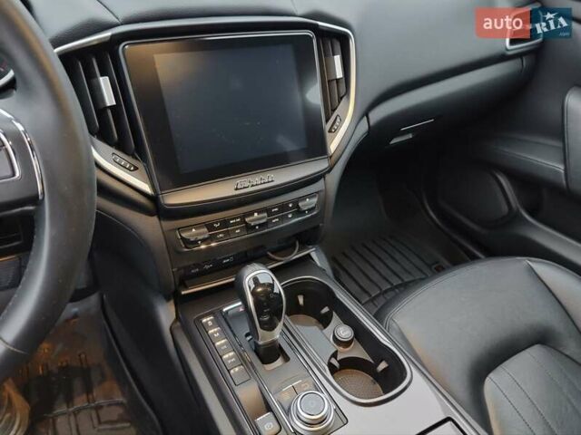 Серый Мазерати Гибли, объемом двигателя 2.98 л и пробегом 183 тыс. км за 18800 $, фото 23 на Automoto.ua