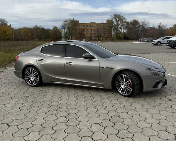 Серый Мазерати Гибли, объемом двигателя 2.98 л и пробегом 75 тыс. км за 33000 $, фото 11 на Automoto.ua