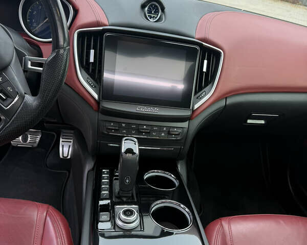 Серый Мазерати Гибли, объемом двигателя 2.98 л и пробегом 75 тыс. км за 33000 $, фото 22 на Automoto.ua