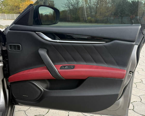 Серый Мазерати Гибли, объемом двигателя 2.98 л и пробегом 75 тыс. км за 33000 $, фото 25 на Automoto.ua