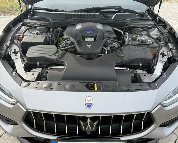 Серый Мазерати Гибли, объемом двигателя 2.98 л и пробегом 75 тыс. км за 33000 $, фото 1 на Automoto.ua