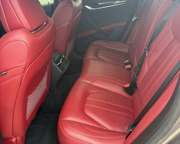 Серый Мазерати Гибли, объемом двигателя 2.98 л и пробегом 75 тыс. км за 33000 $, фото 24 на Automoto.ua