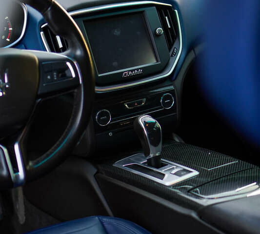 Синій Мазераті Ghibli, об'ємом двигуна 2.78 л та пробігом 113 тис. км за 23000 $, фото 13 на Automoto.ua