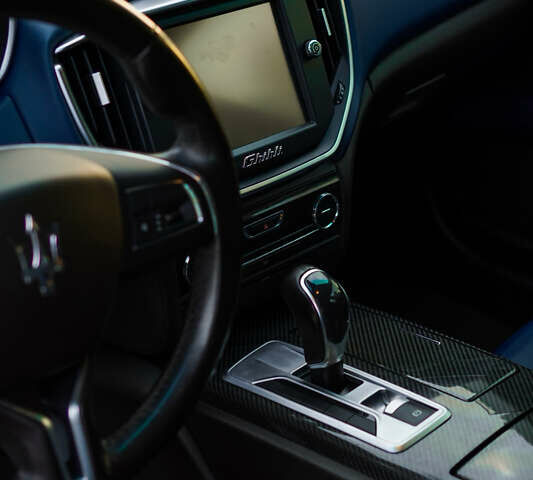 Синій Мазераті Ghibli, об'ємом двигуна 2.78 л та пробігом 113 тис. км за 23000 $, фото 16 на Automoto.ua