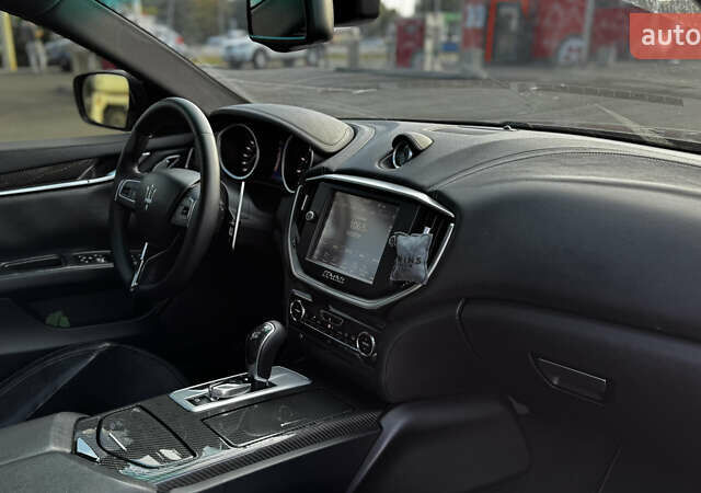 Синій Мазераті Ghibli, об'ємом двигуна 2.98 л та пробігом 145 тис. км за 15999 $, фото 10 на Automoto.ua