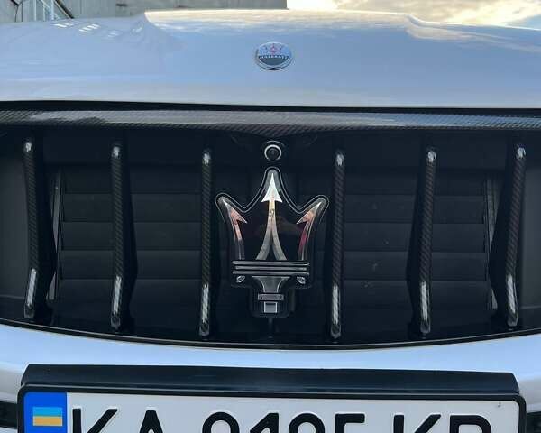 Белый Мазерати Леванте, объемом двигателя 3 л и пробегом 82 тыс. км за 40000 $, фото 29 на Automoto.ua