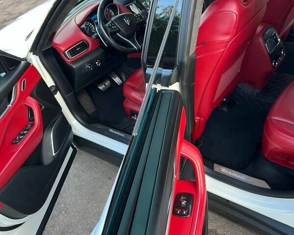 Белый Мазерати Леванте, объемом двигателя 3 л и пробегом 82 тыс. км за 40000 $, фото 37 на Automoto.ua