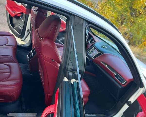 Белый Мазерати Леванте, объемом двигателя 3 л и пробегом 82 тыс. км за 40000 $, фото 34 на Automoto.ua