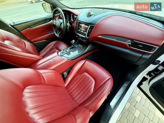 Білий Мазераті Леванте, об'ємом двигуна 2.98 л та пробігом 79 тис. км за 38800 $, фото 87 на Automoto.ua