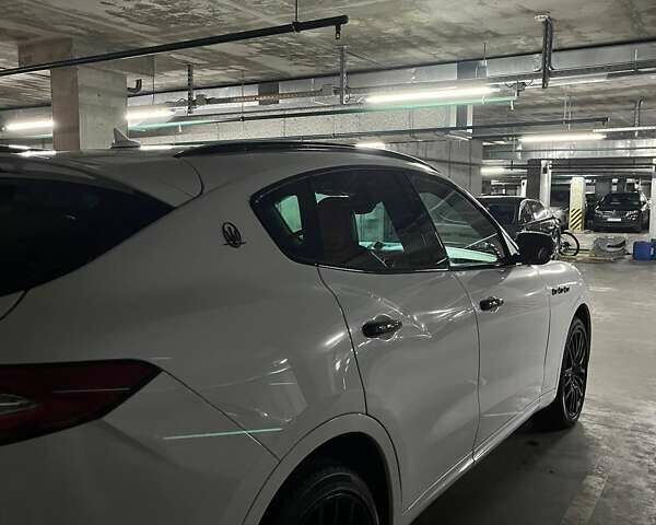 Белый Мазерати Леванте, объемом двигателя 3 л и пробегом 82 тыс. км за 40000 $, фото 84 на Automoto.ua