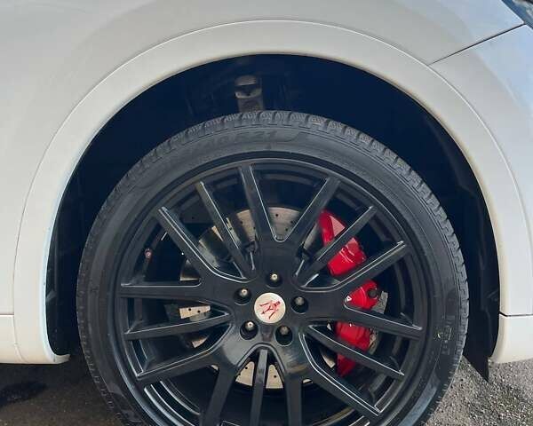 Белый Мазерати Леванте, объемом двигателя 3 л и пробегом 82 тыс. км за 40000 $, фото 12 на Automoto.ua