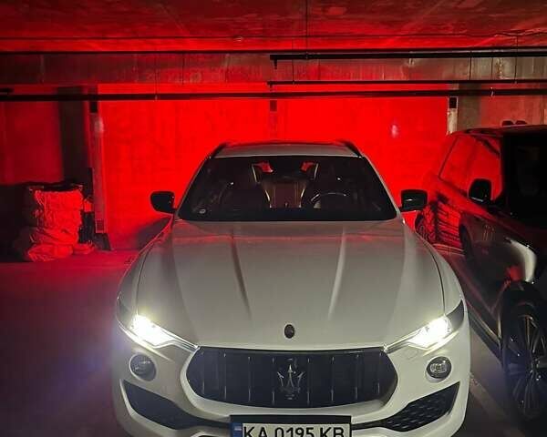 Белый Мазерати Леванте, объемом двигателя 3 л и пробегом 82 тыс. км за 40000 $, фото 86 на Automoto.ua