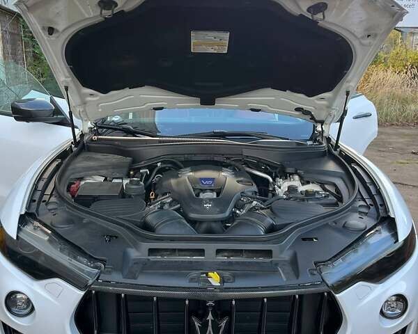 Белый Мазерати Леванте, объемом двигателя 3 л и пробегом 82 тыс. км за 40000 $, фото 25 на Automoto.ua