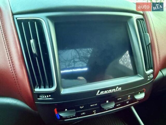 Білий Мазераті Леванте, об'ємом двигуна 2.98 л та пробігом 79 тис. км за 38800 $, фото 124 на Automoto.ua