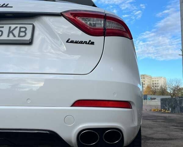 Белый Мазерати Леванте, объемом двигателя 3 л и пробегом 82 тыс. км за 40000 $, фото 23 на Automoto.ua