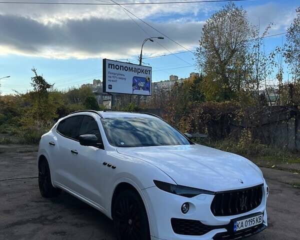 Белый Мазерати Леванте, объемом двигателя 3 л и пробегом 82 тыс. км за 40000 $, фото 2 на Automoto.ua