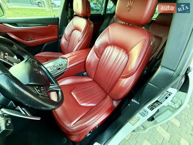 Білий Мазераті Леванте, об'ємом двигуна 2.98 л та пробігом 79 тис. км за 38800 $, фото 60 на Automoto.ua