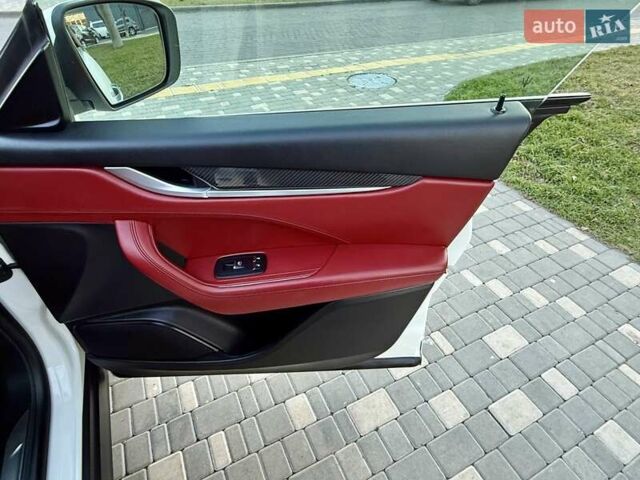 Білий Мазераті Леванте, об'ємом двигуна 2.98 л та пробігом 79 тис. км за 38800 $, фото 85 на Automoto.ua