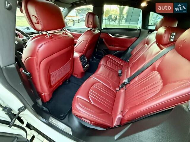 Білий Мазераті Леванте, об'ємом двигуна 2.98 л та пробігом 79 тис. км за 38800 $, фото 76 на Automoto.ua