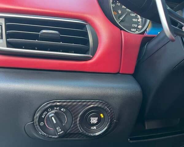 Белый Мазерати Леванте, объемом двигателя 3 л и пробегом 82 тыс. км за 40000 $, фото 46 на Automoto.ua