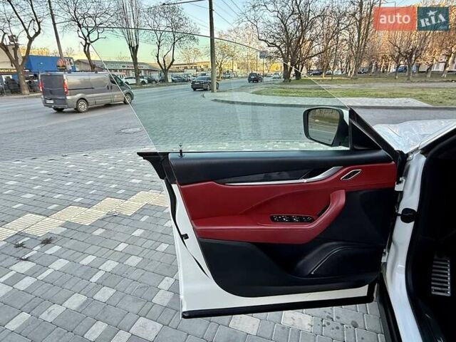 Білий Мазераті Леванте, об'ємом двигуна 2.98 л та пробігом 79 тис. км за 38800 $, фото 58 на Automoto.ua