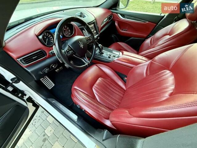 Білий Мазераті Леванте, об'ємом двигуна 2.98 л та пробігом 79 тис. км за 38800 $, фото 65 на Automoto.ua