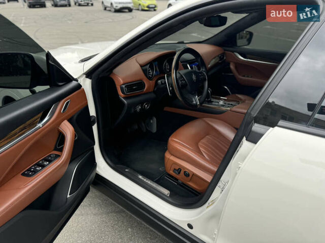 Белый Мазерати Леванте, объемом двигателя 2.98 л и пробегом 97 тыс. км за 32000 $, фото 11 на Automoto.ua