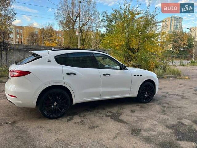 Белый Мазерати Леванте, объемом двигателя 3 л и пробегом 82 тыс. км за 40000 $, фото 6 на Automoto.ua