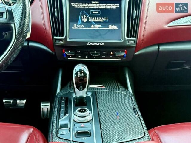 Білий Мазераті Леванте, об'ємом двигуна 2.98 л та пробігом 79 тис. км за 38800 $, фото 104 на Automoto.ua