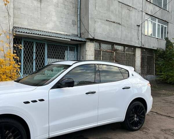 Белый Мазерати Леванте, объемом двигателя 3 л и пробегом 82 тыс. км за 40000 $, фото 15 на Automoto.ua