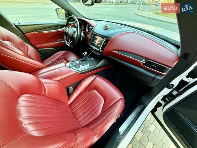 Білий Мазераті Леванте, об'ємом двигуна 2.98 л та пробігом 79 тис. км за 38800 $, фото 94 на Automoto.ua