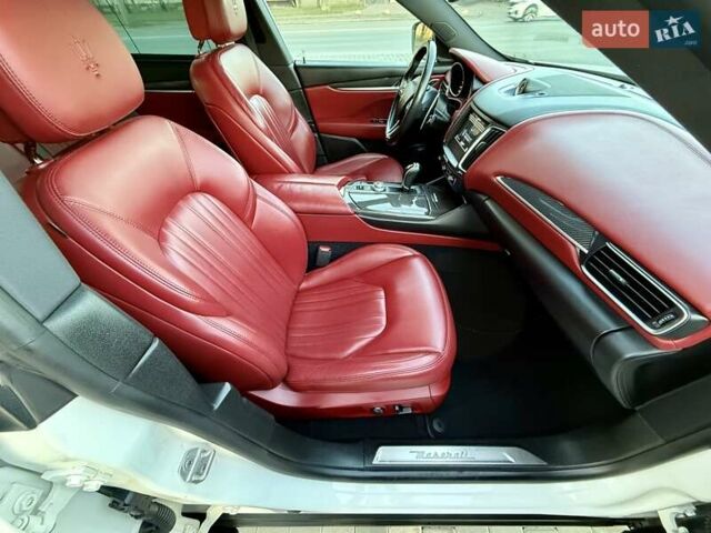 Білий Мазераті Леванте, об'ємом двигуна 2.98 л та пробігом 79 тис. км за 38800 $, фото 89 на Automoto.ua