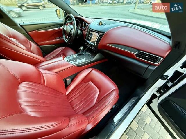 Білий Мазераті Леванте, об'ємом двигуна 2.98 л та пробігом 79 тис. км за 38800 $, фото 84 на Automoto.ua