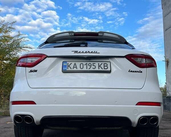 Белый Мазерати Леванте, объемом двигателя 3 л и пробегом 82 тыс. км за 40000 $, фото 24 на Automoto.ua
