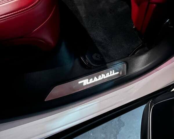 Белый Мазерати Леванте, объемом двигателя 3 л и пробегом 82 тыс. км за 40000 $, фото 82 на Automoto.ua