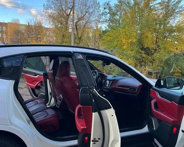 Белый Мазерати Леванте, объемом двигателя 3 л и пробегом 82 тыс. км за 40000 $, фото 32 на Automoto.ua