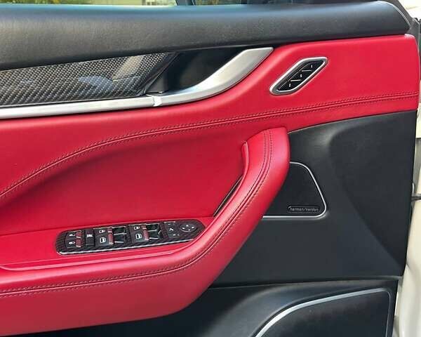 Белый Мазерати Леванте, объемом двигателя 3 л и пробегом 82 тыс. км за 40000 $, фото 44 на Automoto.ua