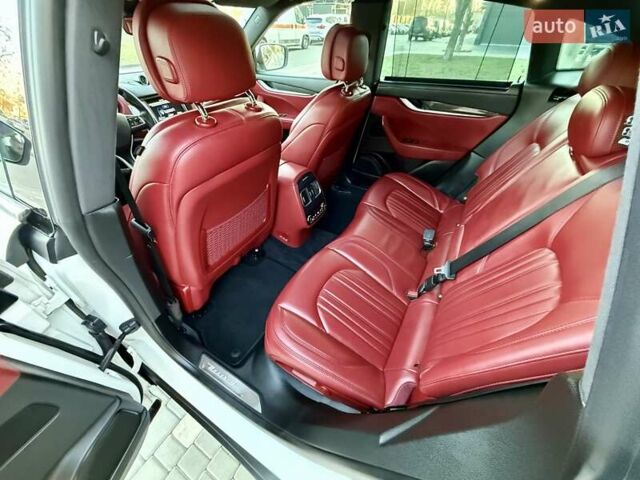 Білий Мазераті Леванте, об'ємом двигуна 2.98 л та пробігом 79 тис. км за 38800 $, фото 72 на Automoto.ua