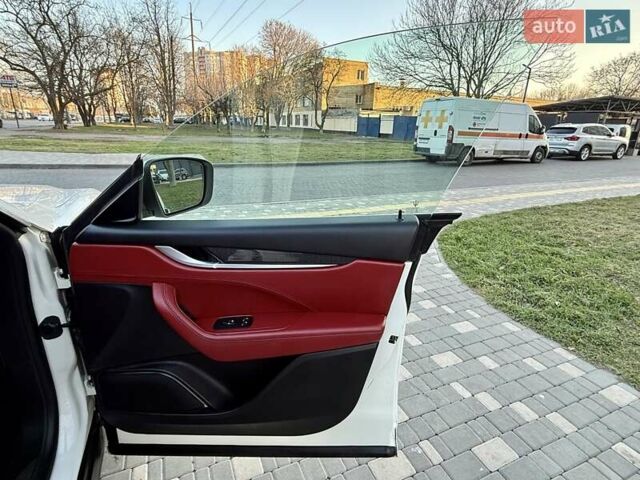 Білий Мазераті Леванте, об'ємом двигуна 2.98 л та пробігом 79 тис. км за 38800 $, фото 86 на Automoto.ua