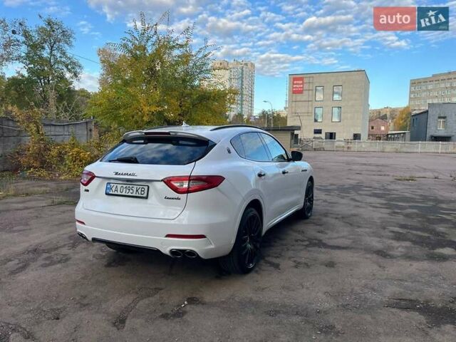 Белый Мазерати Леванте, объемом двигателя 3 л и пробегом 82 тыс. км за 40000 $, фото 8 на Automoto.ua