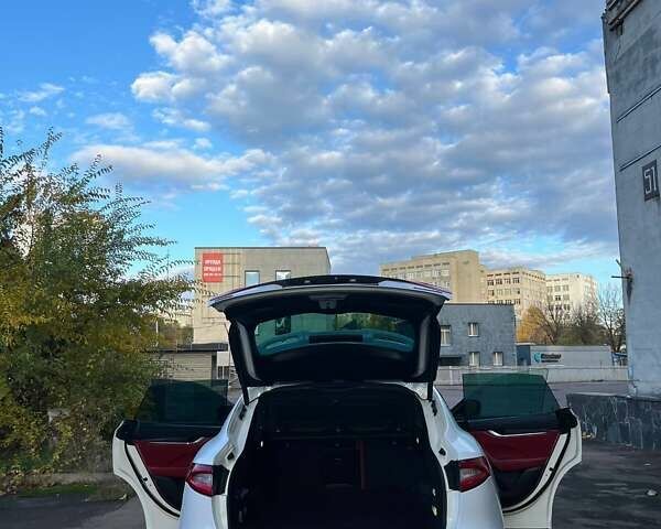 Белый Мазерати Леванте, объемом двигателя 3 л и пробегом 82 тыс. км за 40000 $, фото 30 на Automoto.ua