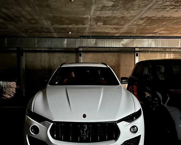 Белый Мазерати Леванте, объемом двигателя 3 л и пробегом 82 тыс. км за 40000 $, фото 85 на Automoto.ua