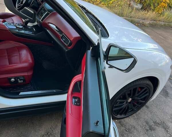 Белый Мазерати Леванте, объемом двигателя 3 л и пробегом 82 тыс. км за 40000 $, фото 35 на Automoto.ua