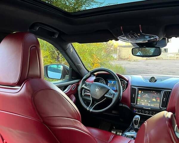 Белый Мазерати Леванте, объемом двигателя 3 л и пробегом 82 тыс. км за 40000 $, фото 56 на Automoto.ua