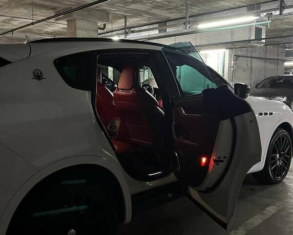 Белый Мазерати Леванте, объемом двигателя 3 л и пробегом 82 тыс. км за 40000 $, фото 83 на Automoto.ua