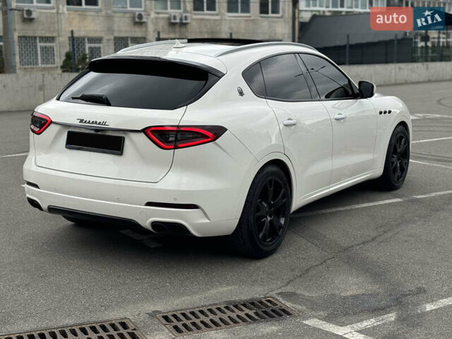 Белый Мазерати Леванте, объемом двигателя 2.98 л и пробегом 97 тыс. км за 32000 $, фото 5 на Automoto.ua