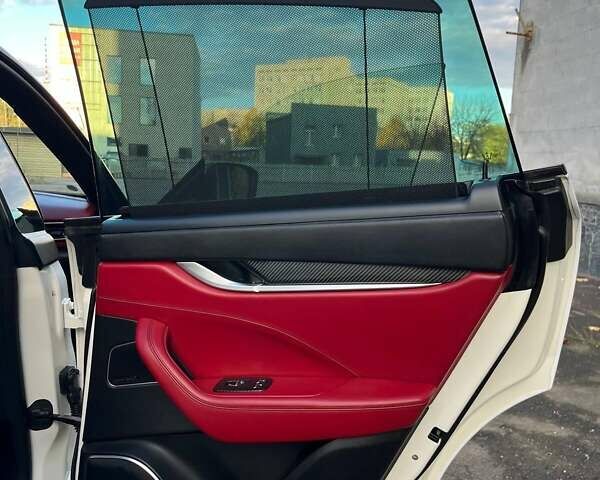 Белый Мазерати Леванте, объемом двигателя 3 л и пробегом 82 тыс. км за 40000 $, фото 48 на Automoto.ua